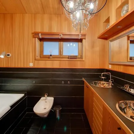 Sleeps 6 Wifi شقة زيرمات